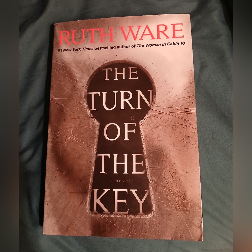 🤯2/$15 The Turn of the Key by Ruth Ware Paperback Book